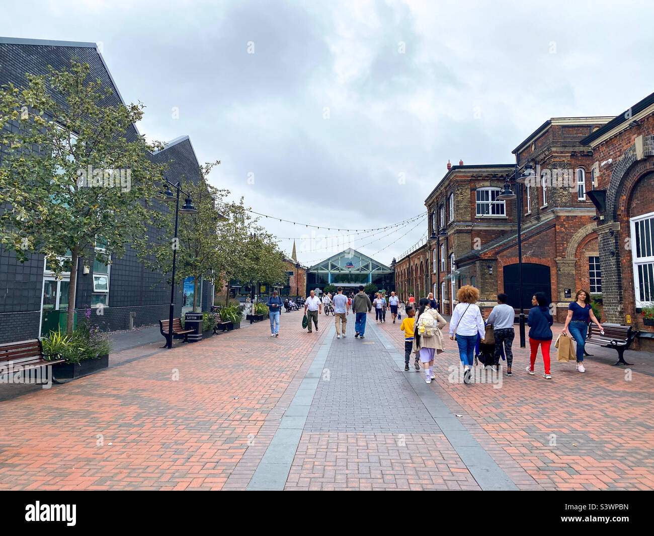 La gente che acquista al McArthur Glen Retail Outlet di Swindon, Regno Unito Foto Stock