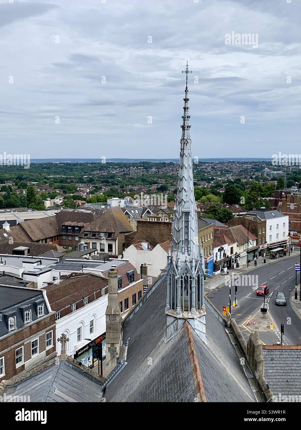Vista dalla torre della chiesa di Barnet attraverso la strada principale di Barnet verso Londra Foto Stock