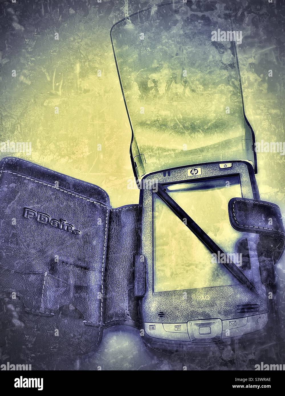 Un PDA (Personal Digital Assistant) vecchio, obsoleto e ormai praticamente obsoleto. Questo è il mio ormai defunto Hewlett-Packard iPAQ. Effetti grunge e invecchiati aggiunti digitalmente per un effetto artistico. - Immagine stock catturata con smartphone