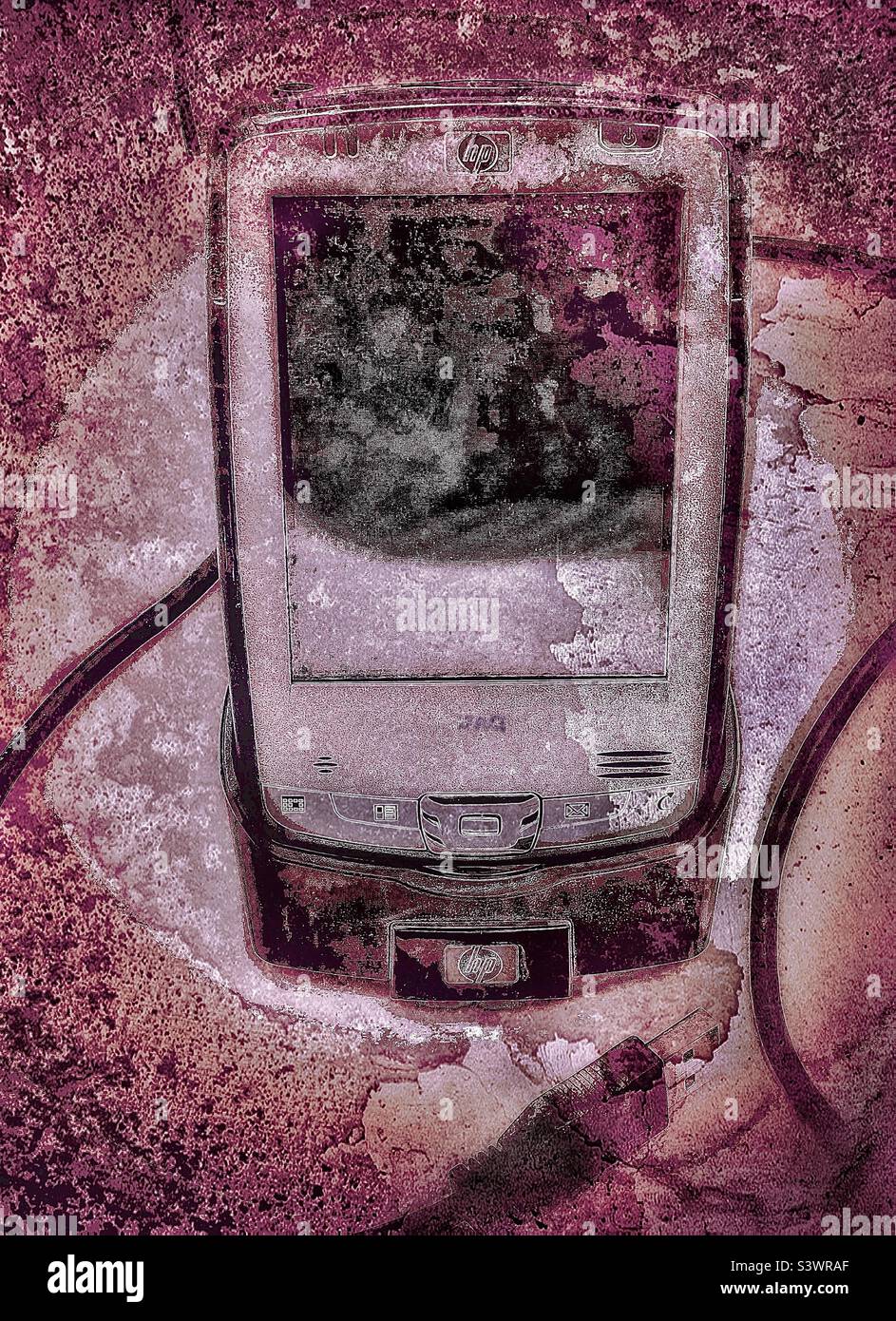 Un PDA (Personal Digital Assistant) vecchio, obsoleto e ormai praticamente obsoleto. Questo è il mio ormai defunto Hewlett-Packard iPAQ. Effetti grunge e invecchiati aggiunti digitalmente per un effetto artistico. Foto Stock