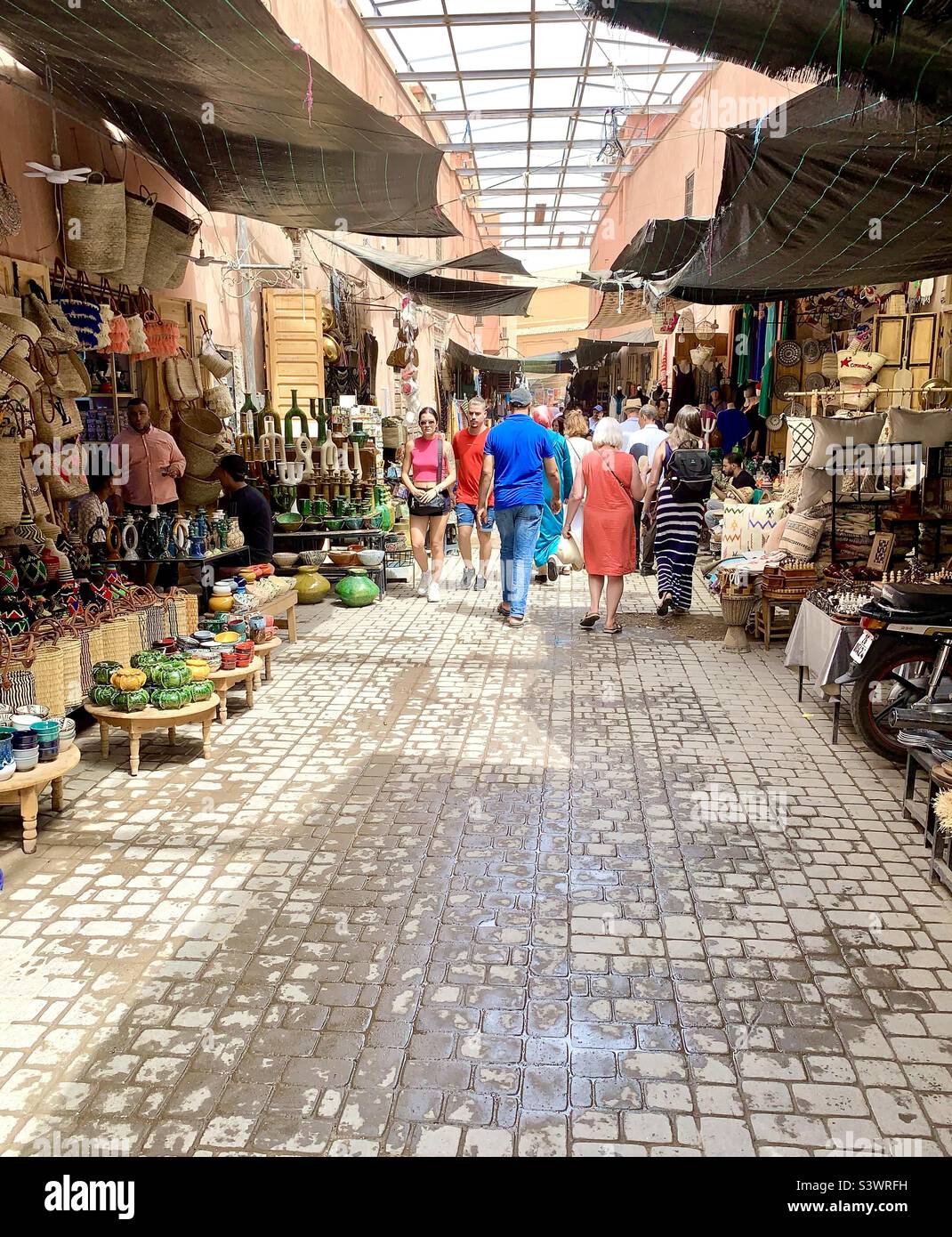 Turisti nei souk, Marrakech, Nord Africa. Foto Stock