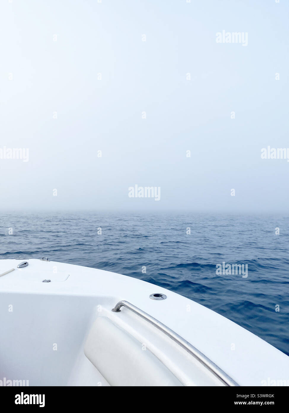 Di fronte alla barca in mattinata nebbiosa - Immagine stock catturata con smartphone