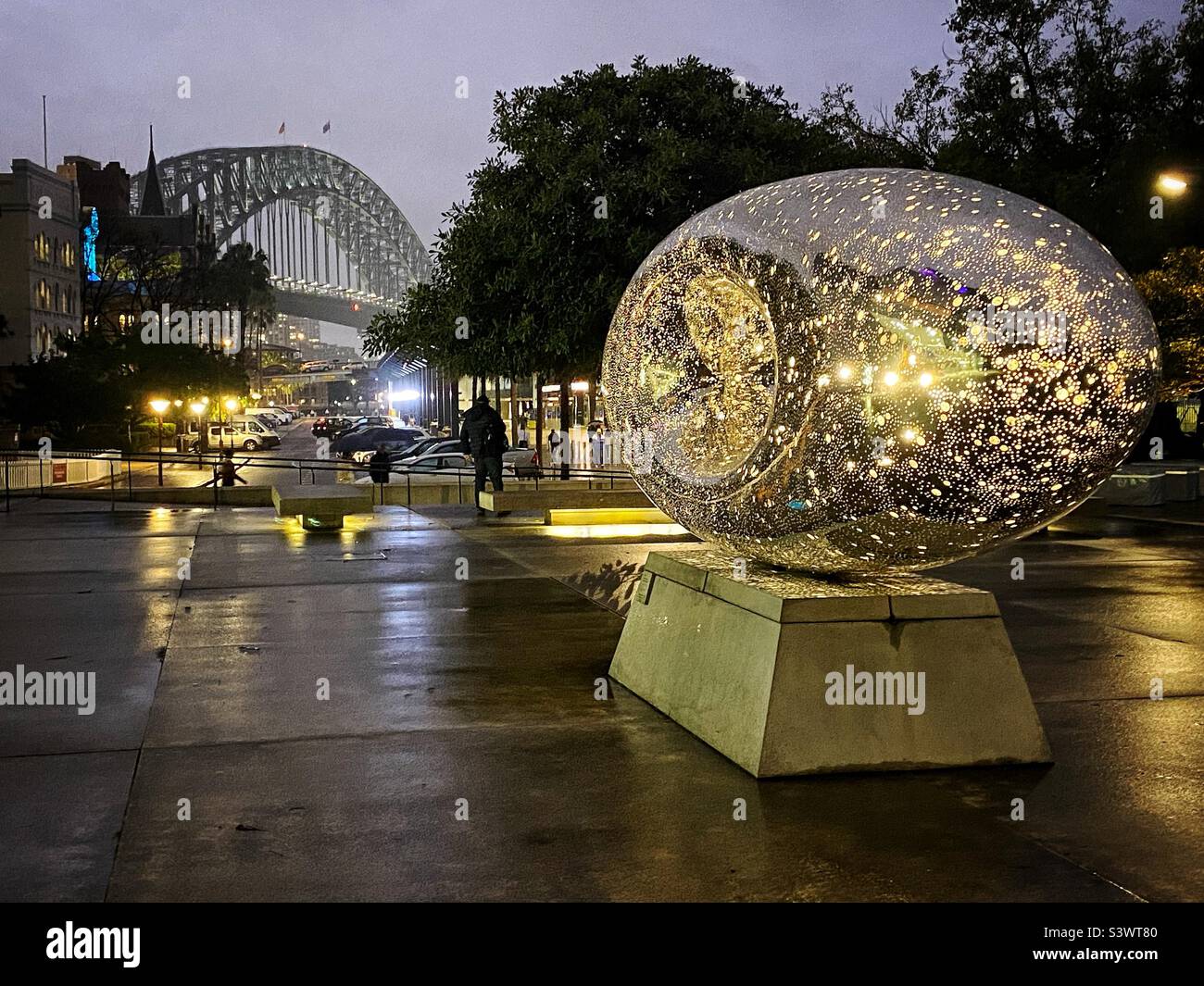 Opere d'arte presso il museo di arte contemporanea e Sydney con il Sydney Harbour Bridge Foto Stock