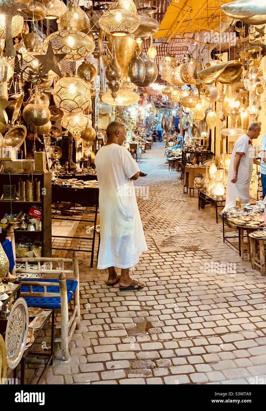 Illuminazione in metallo in vendita nei souk di Marrakech, Marocco, Nord Africa. Foto Stock