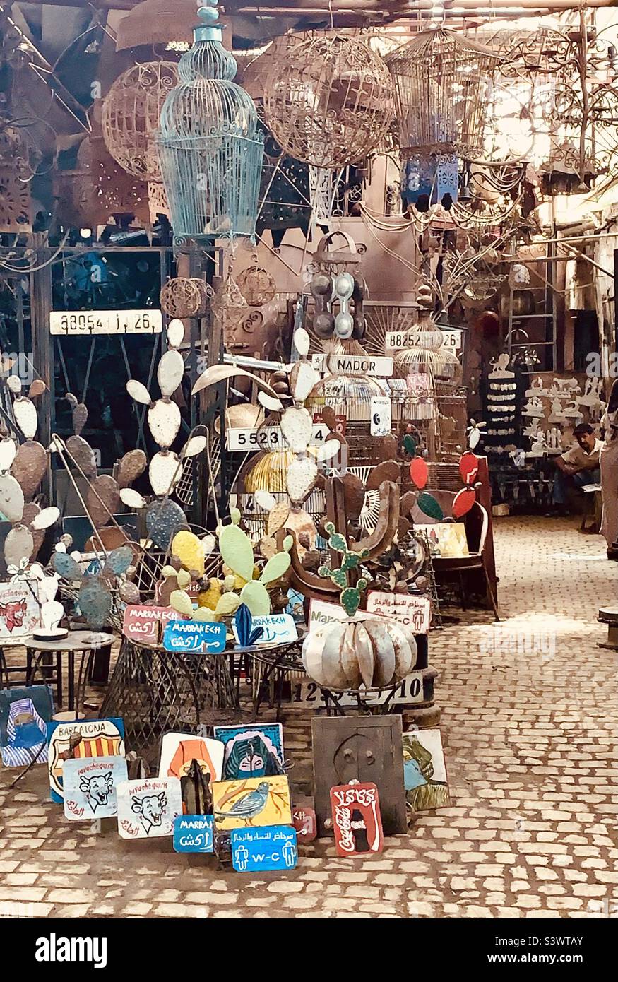 Metallo in vendita presso un laboratorio nei souk, Marrakech, Marocco, Nord Africa. Foto Stock