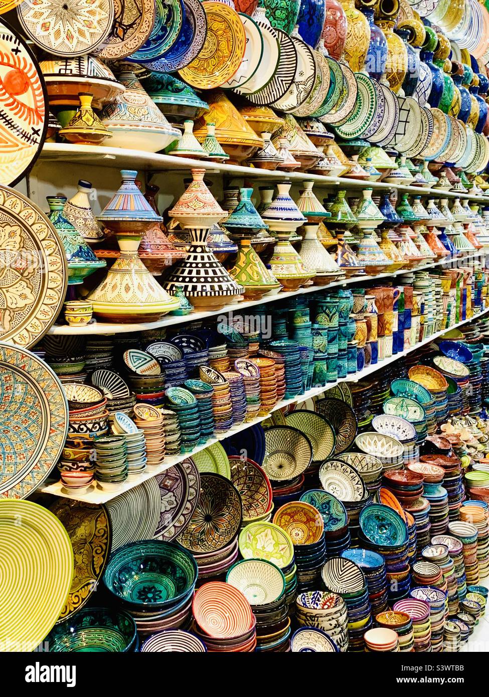 Ceramiche colorate in vendita nei souk, Marrakech, Marocco, Nord Africa. Foto Stock