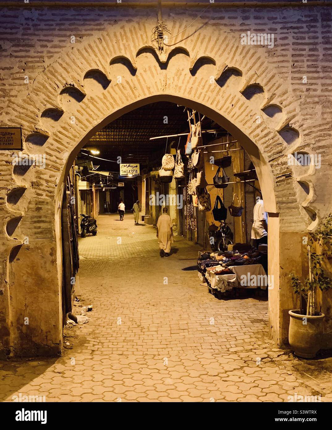 Arco e vicolo ornato nei souk, Marrakech, Marocco, Nord Africa, Foto Stock