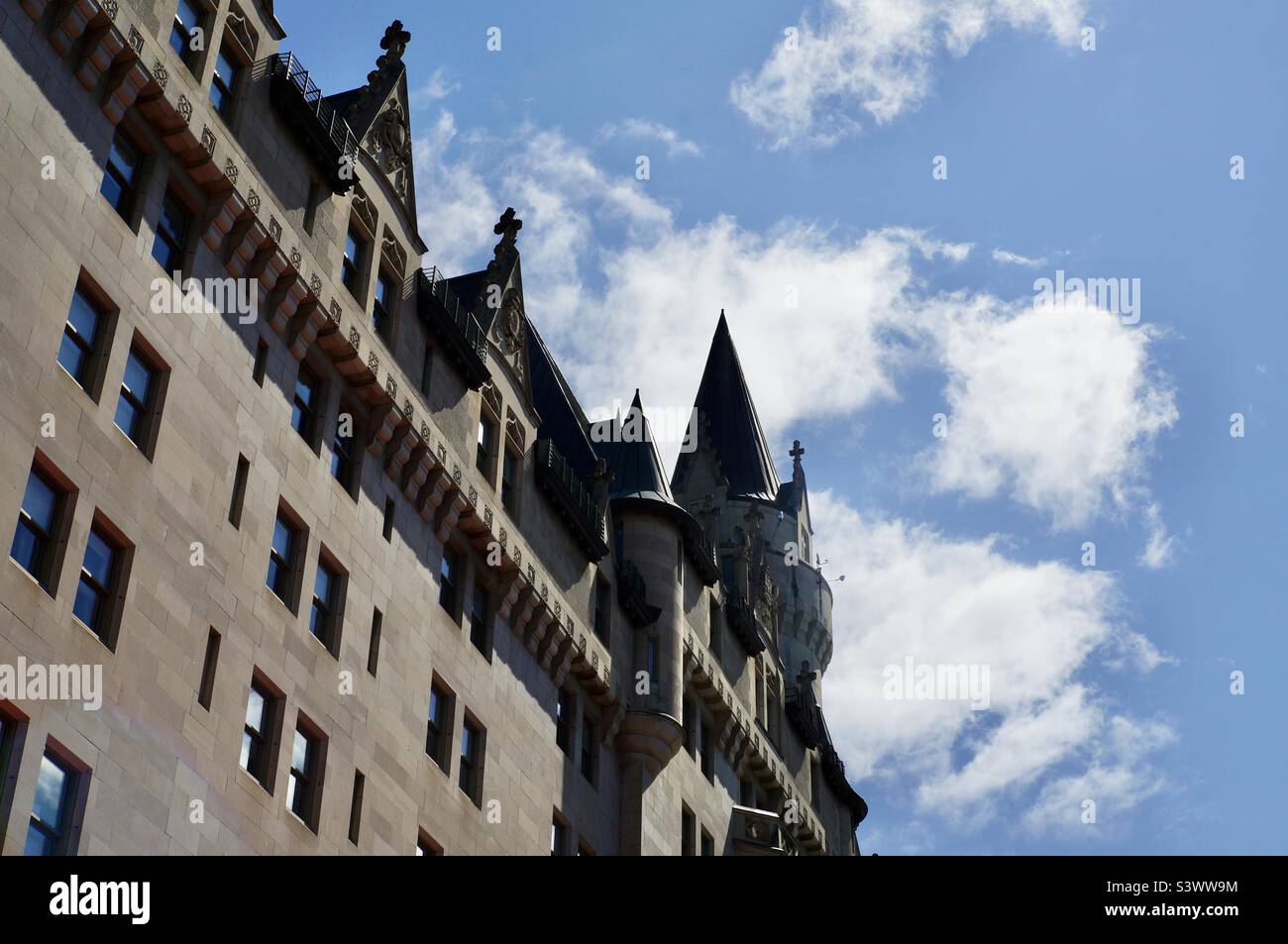 Il Fairmont Chateau Laurier French Gothic Revival è in stile Châteauesque in una bella giornata di sole. Foto Stock