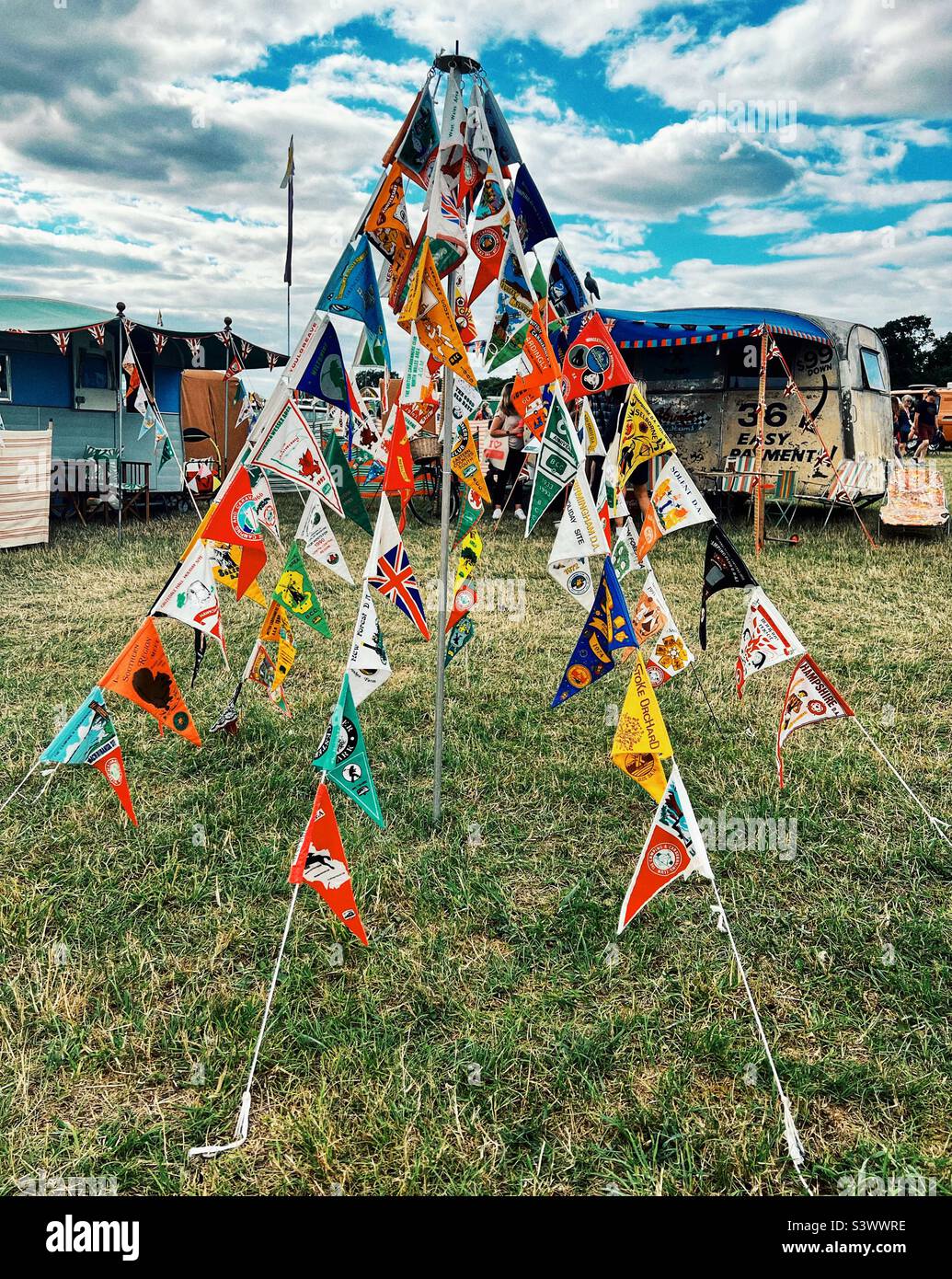 Bandiere assortite del Caravan Club attraverso gli anni in esposizione alla sezione retro Fest al Carfest South Foto Stock