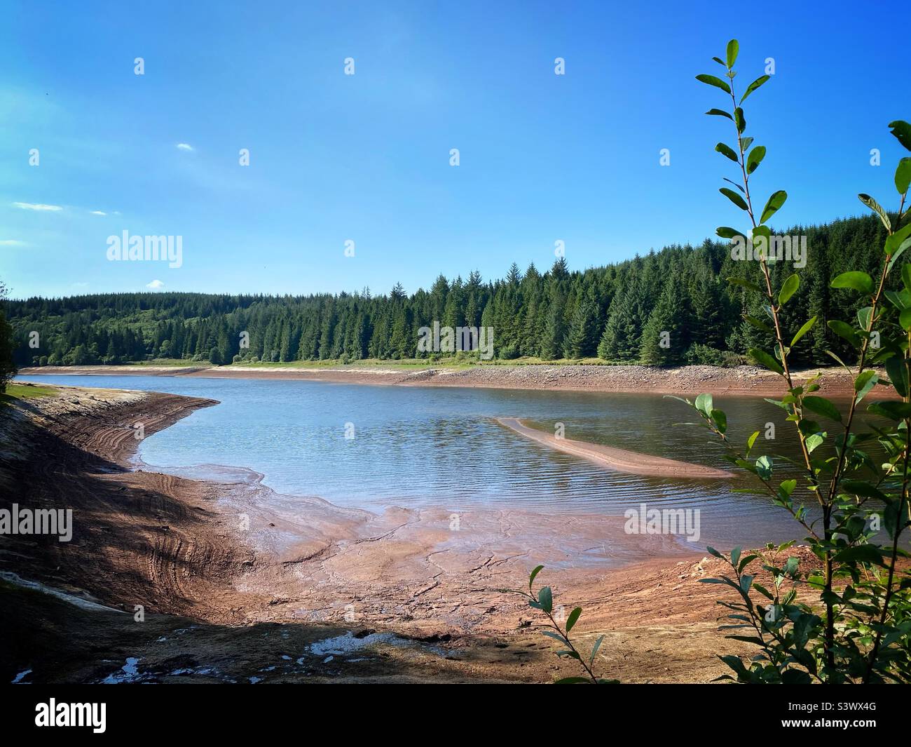 29 agosto 2022. Una fotografia di Llwyn-on Reservoir a Brecon, Galles del Sud. Bassi livelli di acqua a causa della siccità. Questo bacino alimenta Cardiff e il Galles sudorientale Foto Stock