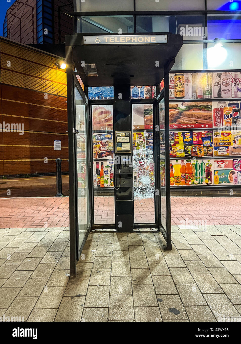 Moderna cabina telefonica con vetri a pezzi Foto Stock