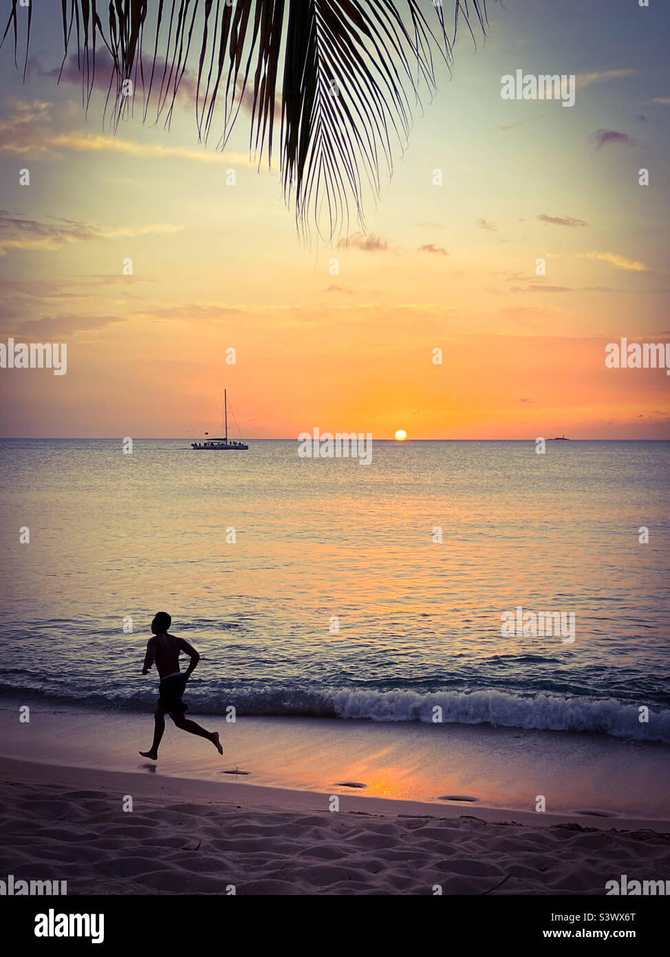 Spiaggia caraibica al tramonto Foto Stock