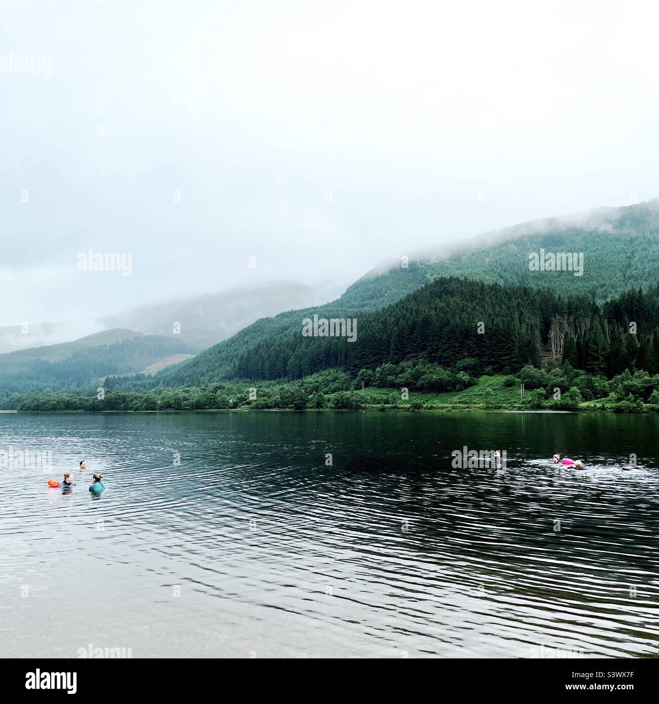 Nuotatori a Loch Lubnaig, Scozia Foto Stock