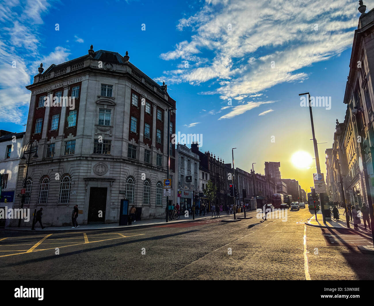 Vista della Headrow nel centro di Leeds al tramonto Foto Stock