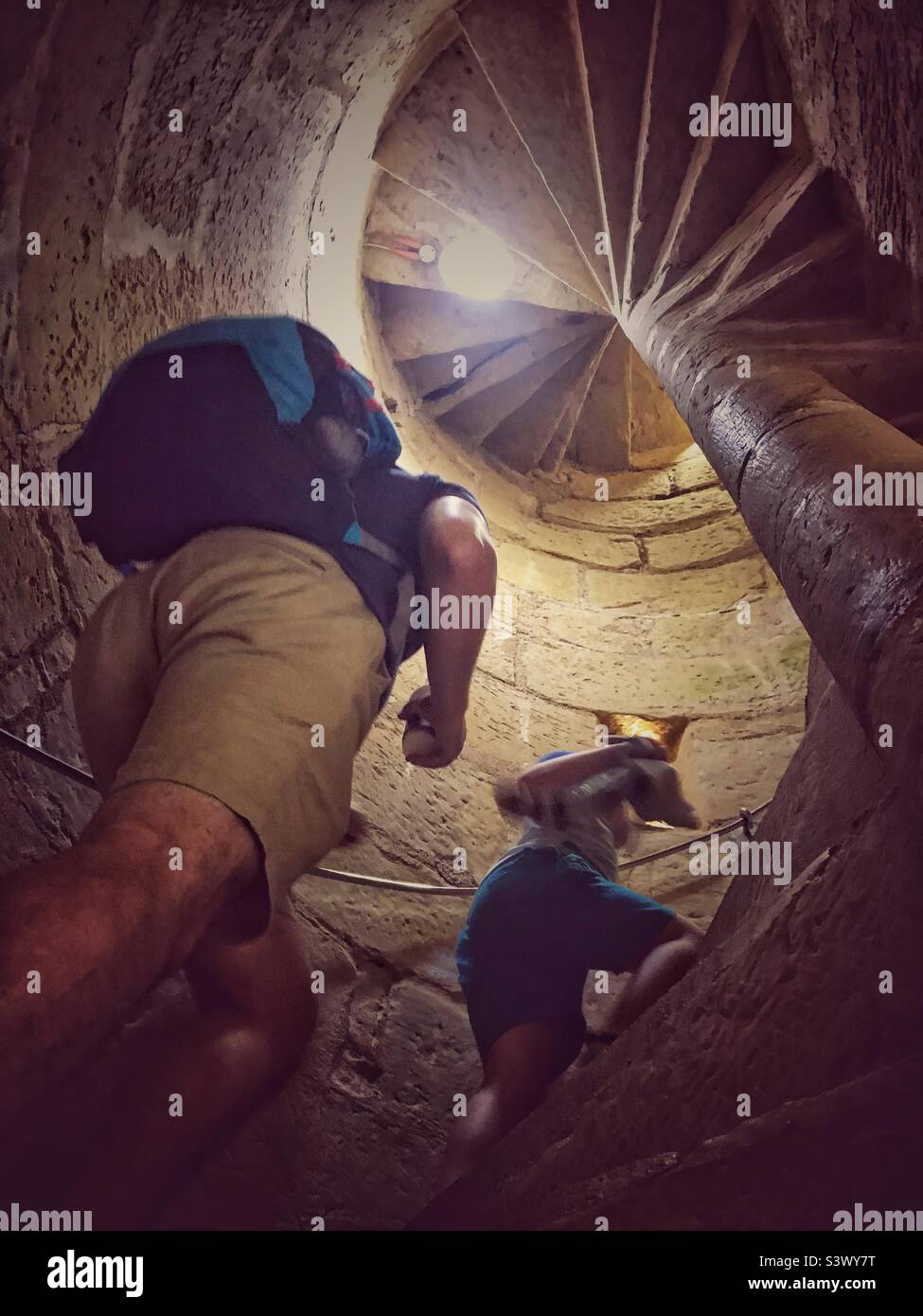 Padre e figlio salendo le scale del castello per torrette al castello di Bodiam Foto Stock