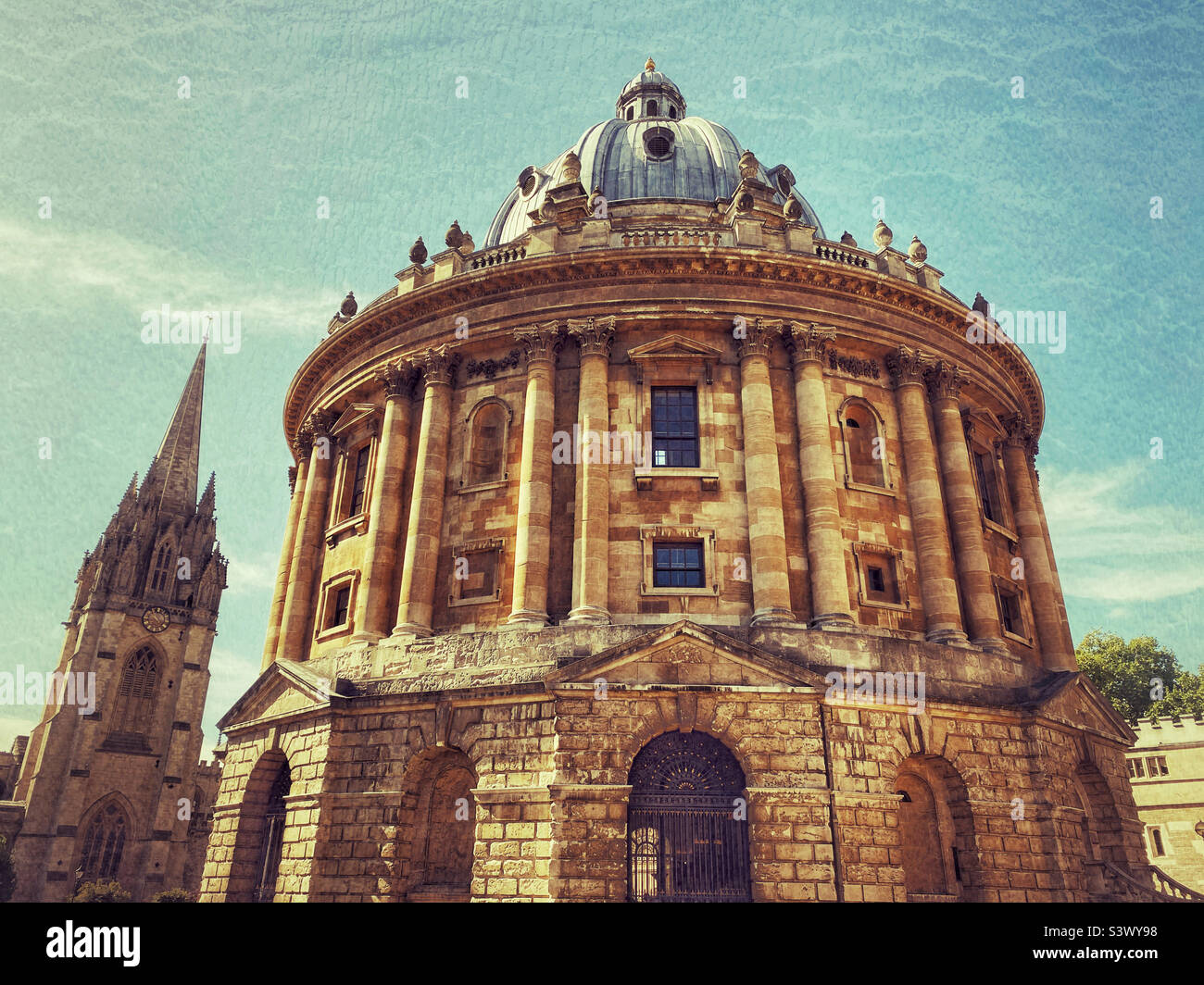 Un'immagine creativa del Radcliffe Camera Building a Oxford, Inghilterra. Questa struttura circolare è utilizzata come biblioteca e area di lettura dagli studenti dell'Università di Oxford. Foto ©️ COLIN HOSKINS. Foto Stock