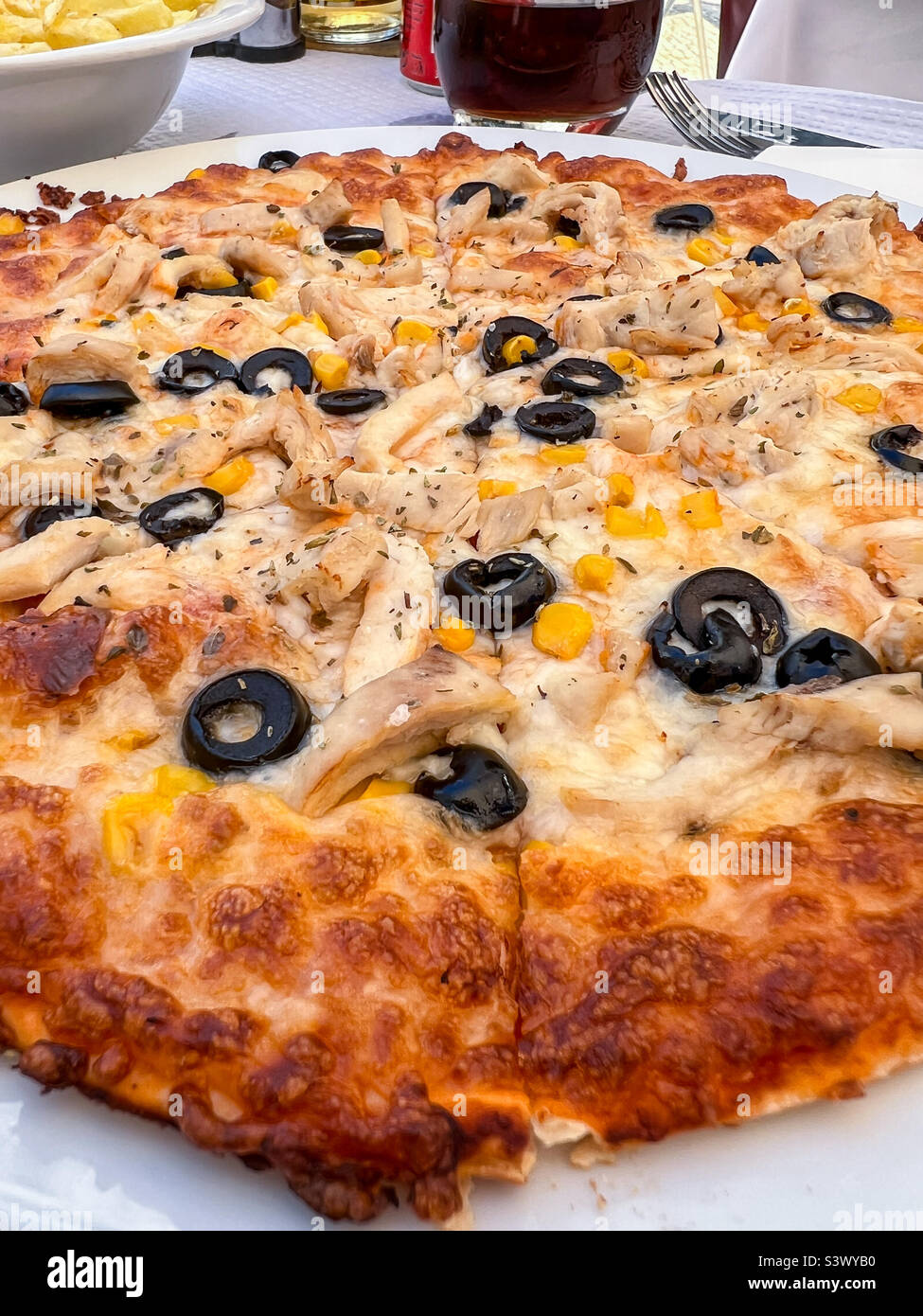 Pizza di pollo all'oliva e mais dolce Foto Stock