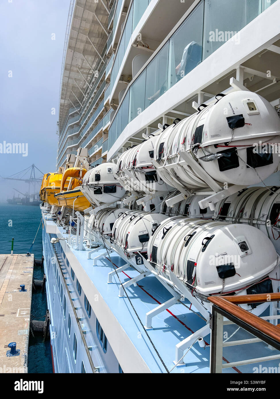 Salvagente contenitori gommoni sulla nave da crociera Royal Caribbean Anthem of the Seas a Malaga Foto Stock