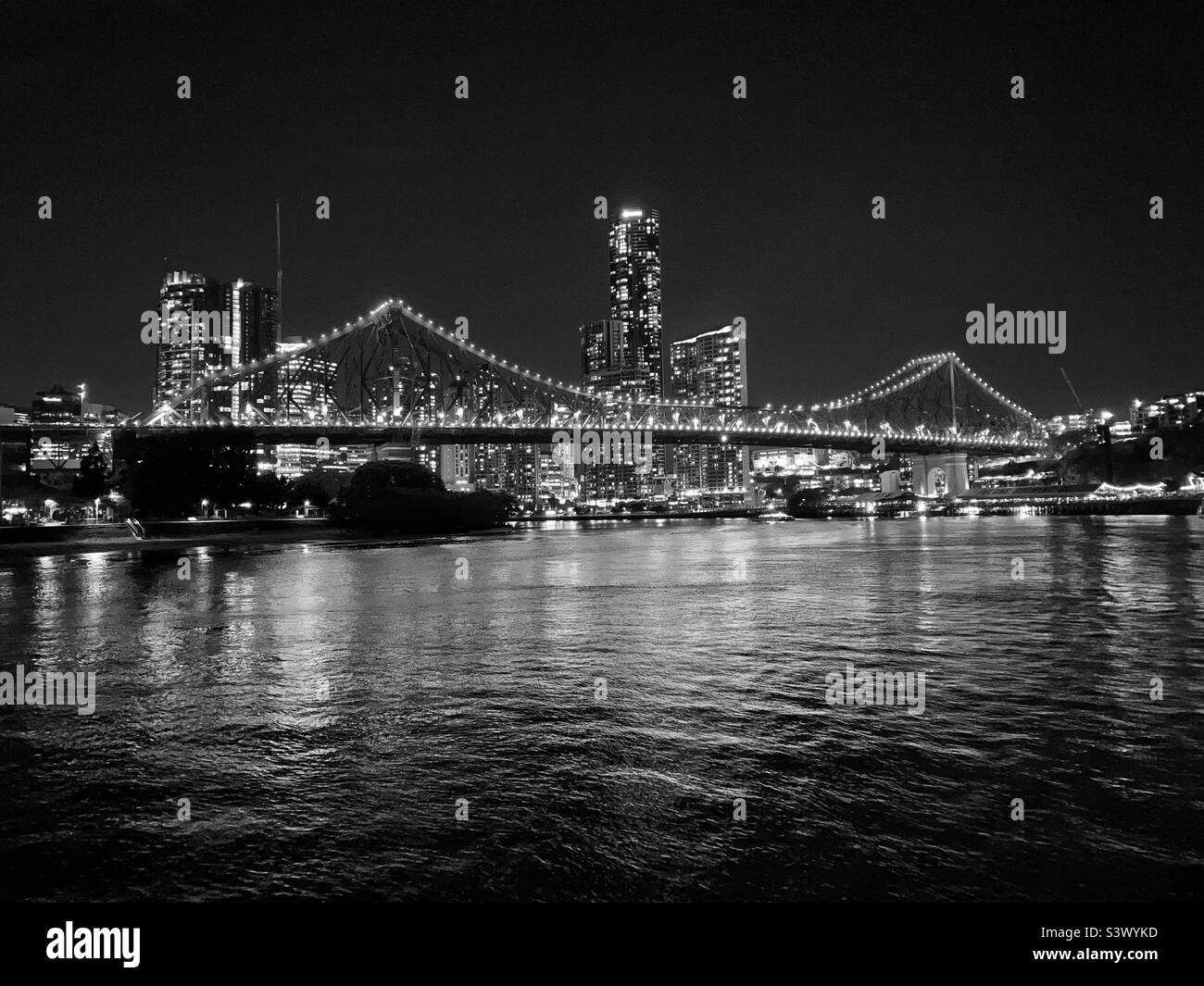 Paesaggio urbano notturno di Brisbane con Story Bridge. Australia Foto Stock