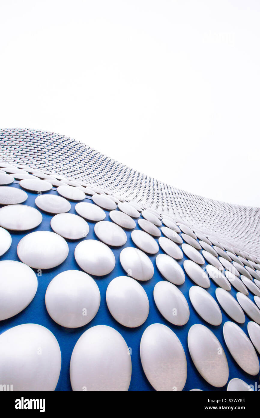 La facciata esterna dell'edificio dell'arena Selfridges di Birmingham, Regno Unito, con disco d'argento in un'immagine astratta dell'architettura con spazio copia - Immagine stock catturata con smartphone