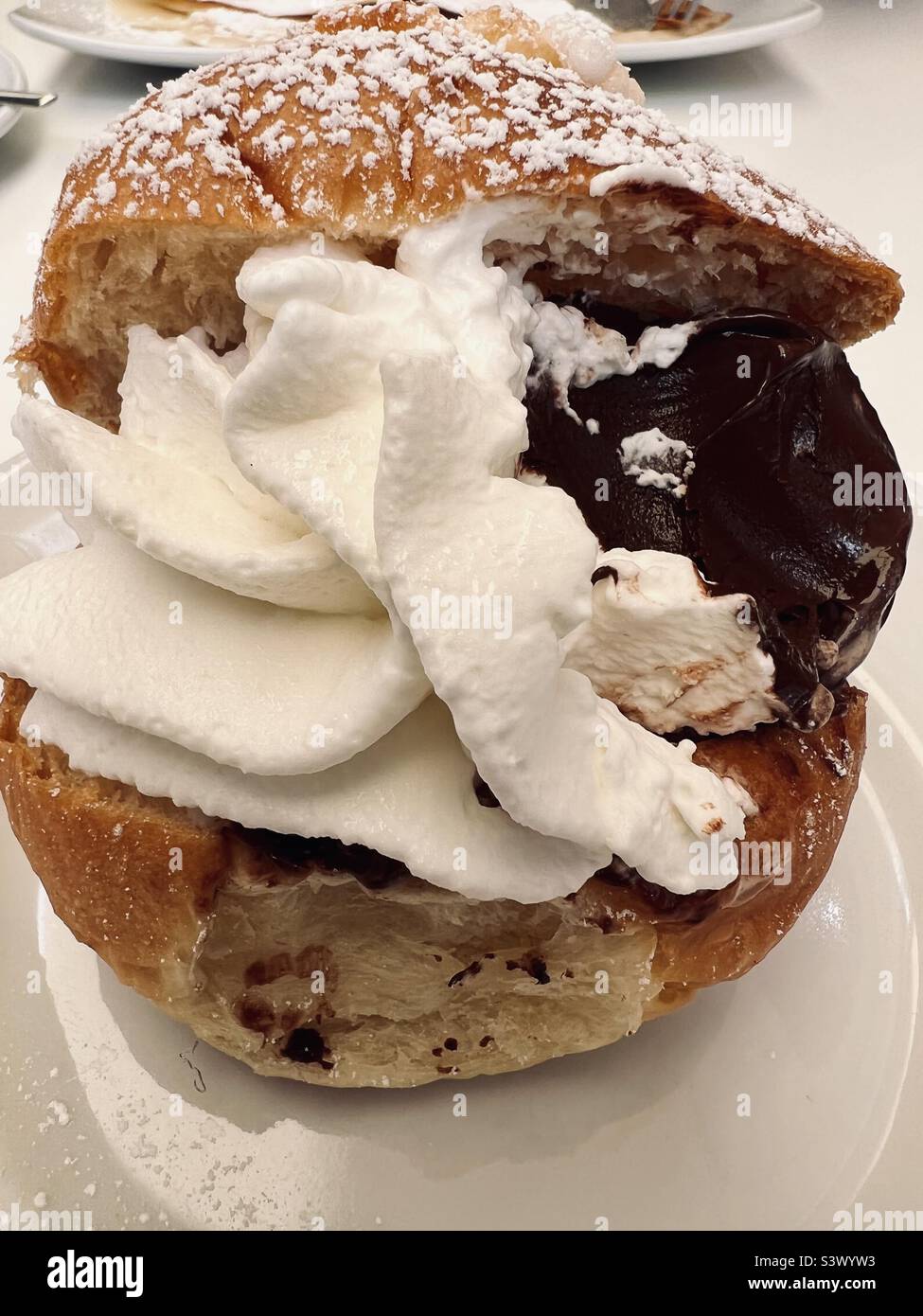 Chou pasta frolla con gelato e crema al suo interno Foto Stock