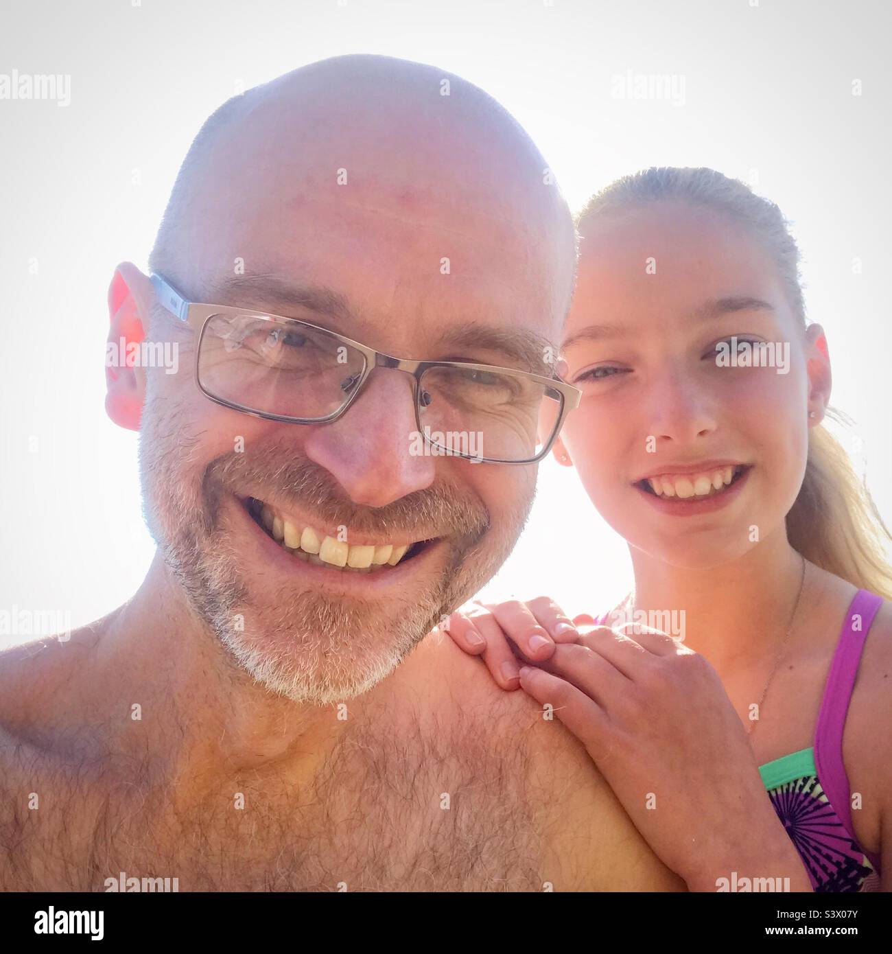 Padre e figlia selfie sorridente e felice al sole in una vacanza in spiaggia trascorrendo il tempo in famiglia insieme Foto Stock
