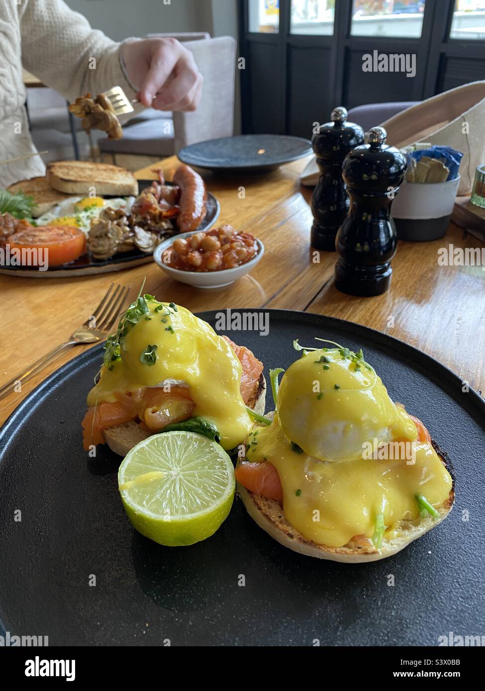 Colazione per due a Franschhoek, nel Capo Winelands del Sud Africa. - Immagine stock catturata con smartphone