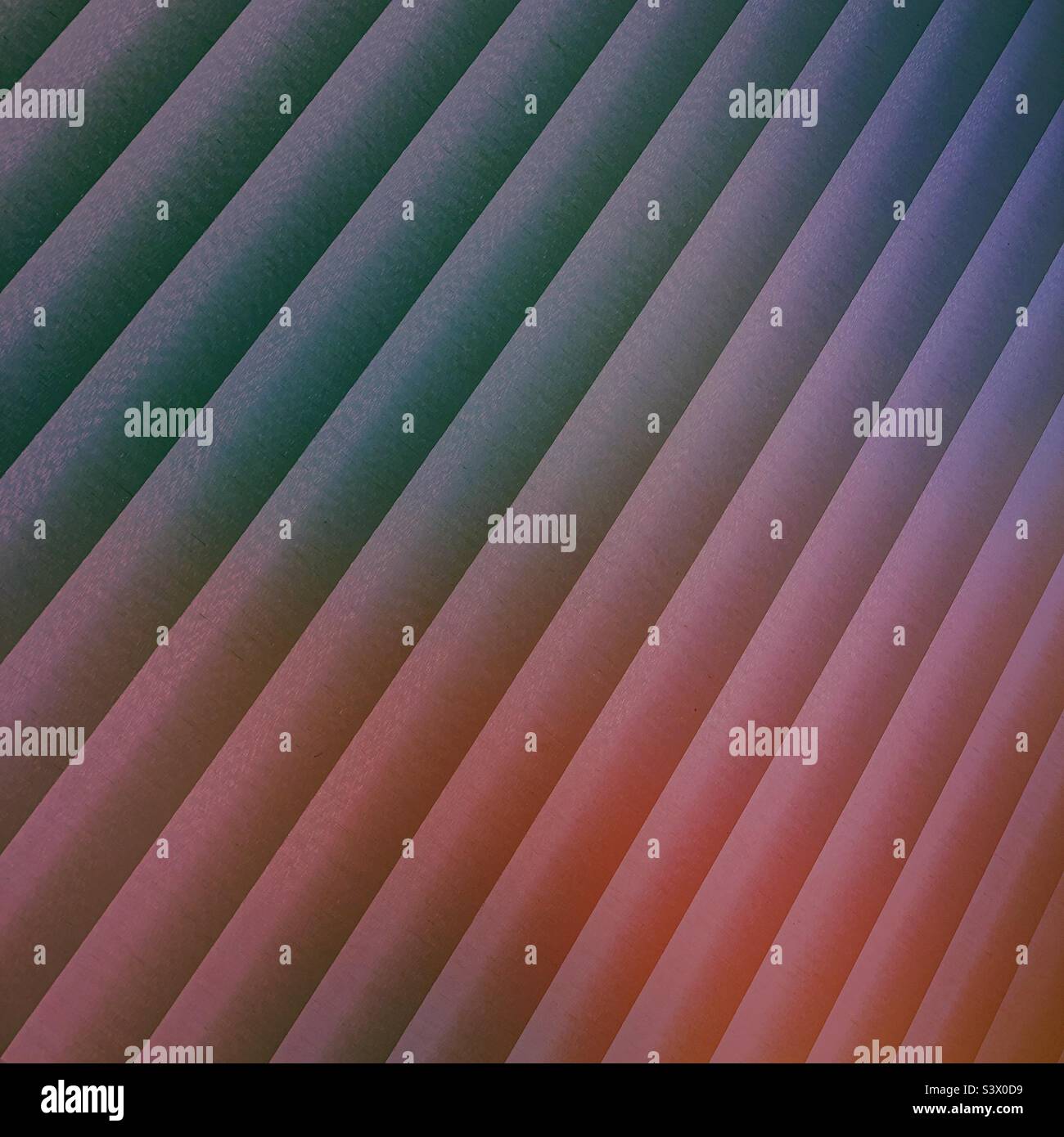 Linee diagonali astratte con sfondo rosa e blu - Immagine stock catturata con smartphone