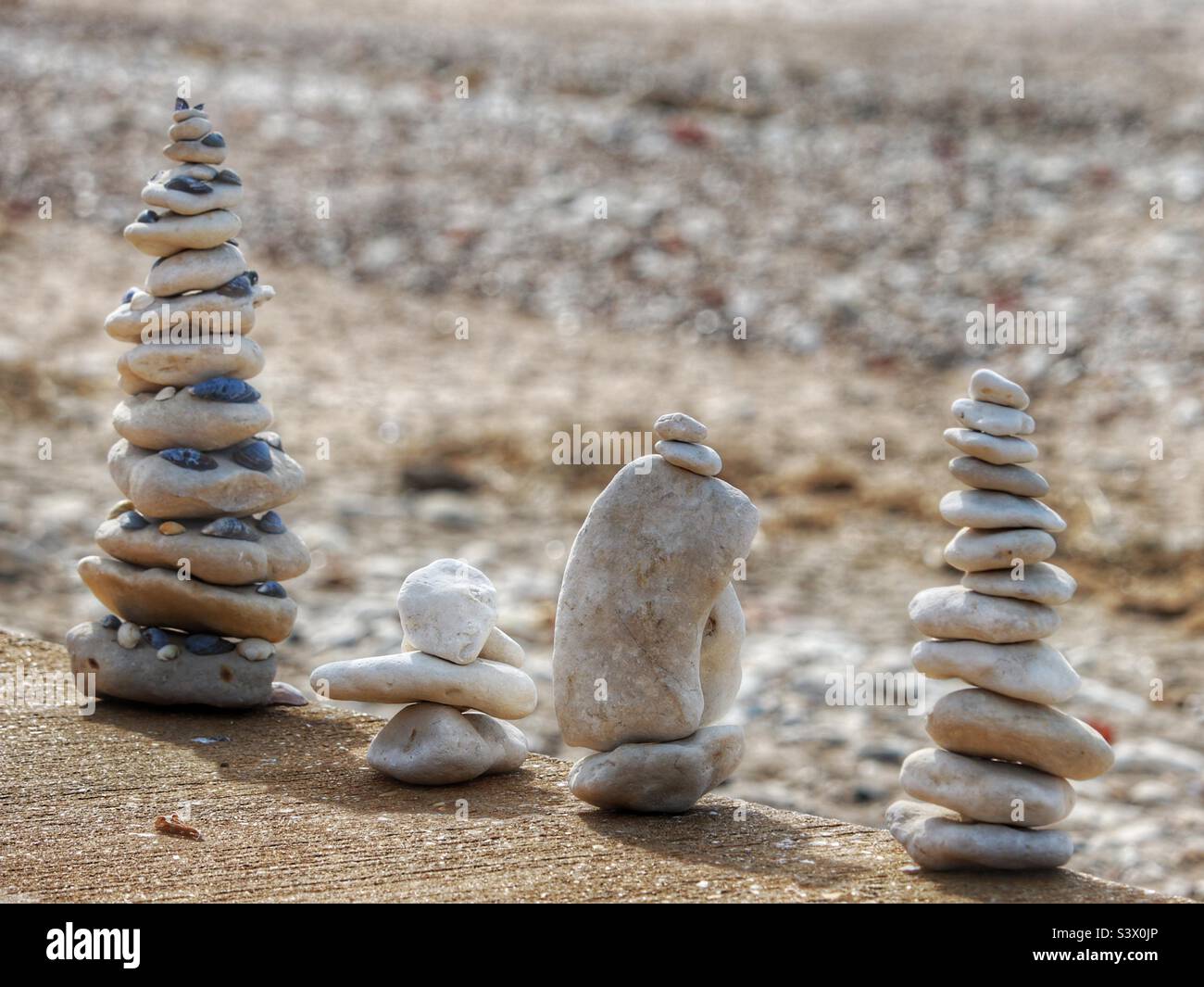 Pietre impilate sulla spiaggia di Hunstanton Foto Stock