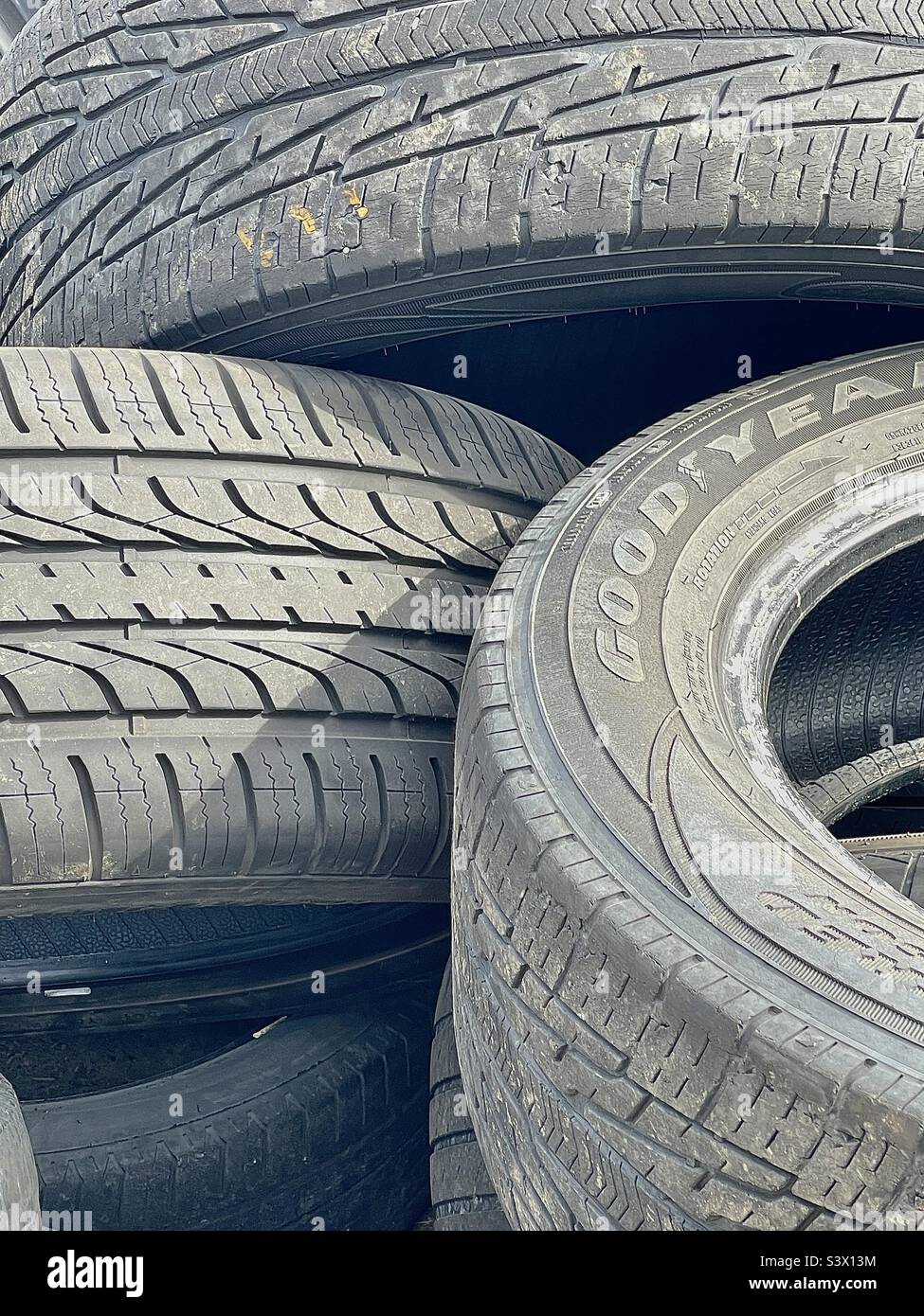 Un mucchio di pneumatici vecchi e usati dietro un negozio di auto a West Valley City, Utah, USA. Anche se un soggetto mondano, questo ha catturato il mio occhio con tutta la forma e la consistenza. Penso che faccia un astratto interessante. Foto Stock