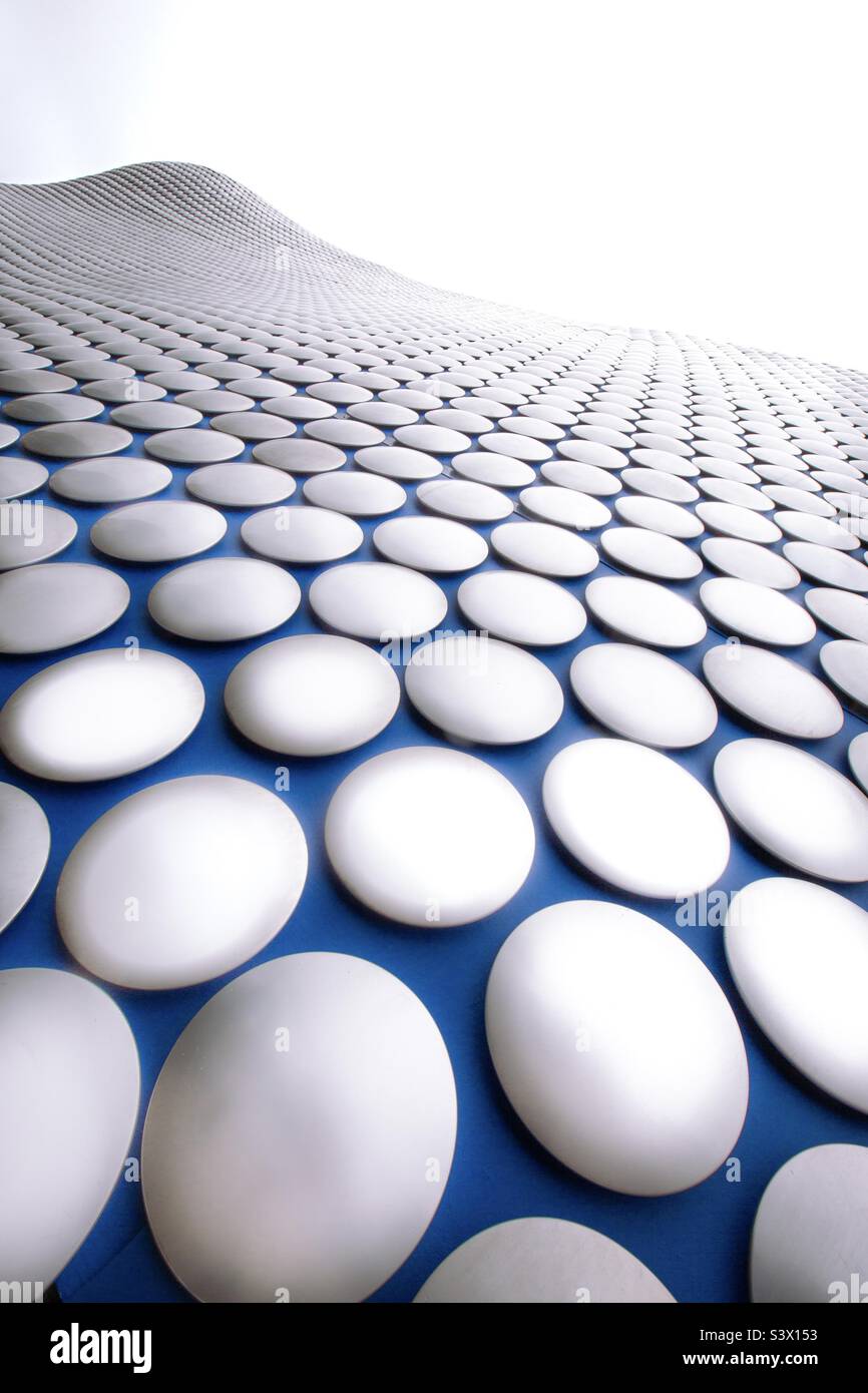 L'esterno del negozio Selfridges presso il centro commerciale Birmingham Bullring in un'immagine architettonica astratta da vicino con i dischi metallici in argento che si allungano in lontananza - Immagine stock catturata con smartphone
