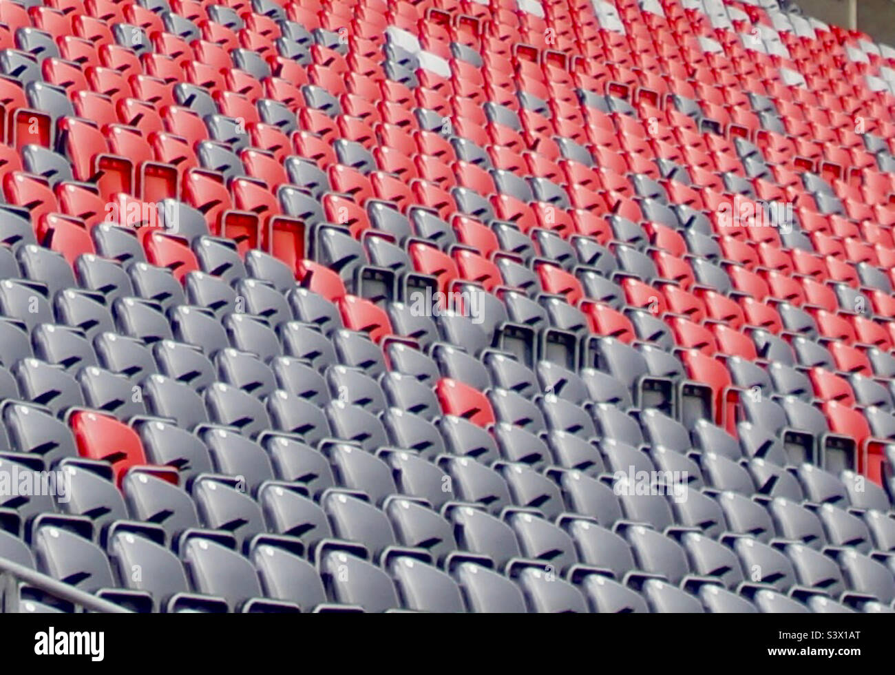Colorati posti a sedere vuoti in uno stadio vuoto. Foto Stock