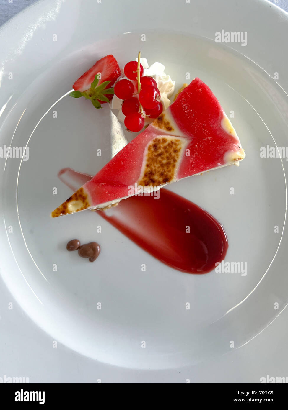 Cheesecake alla fragola e al cioccolato bianco - Immagine stock catturata con smartphone