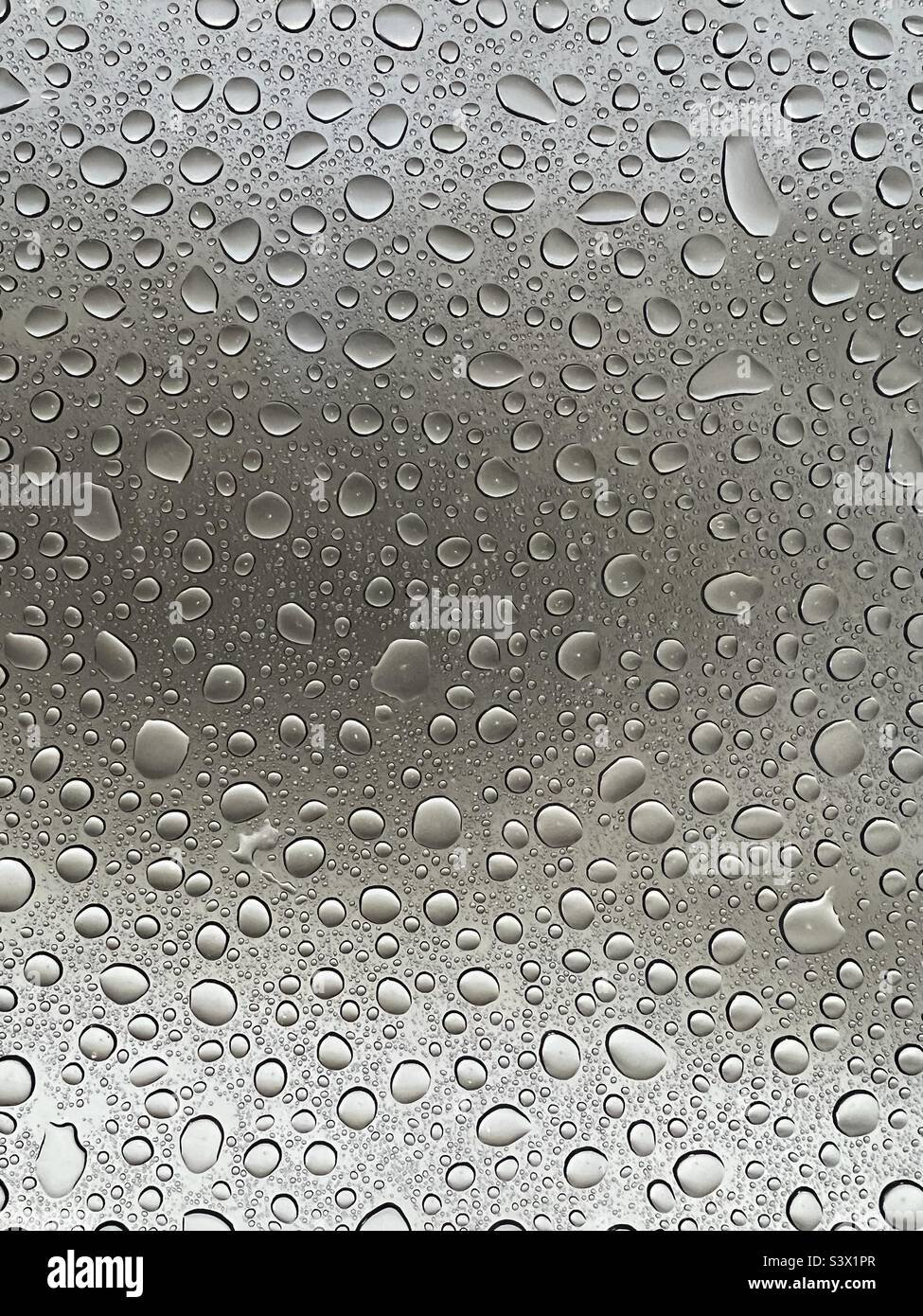 Gocce di pioggia sul vetro - Immagine stock catturata con smartphone