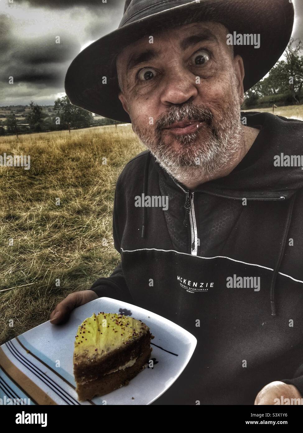 Uomo mangia la torta Foto Stock