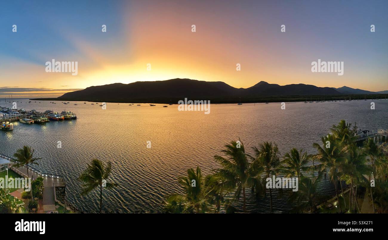 Panorama di Trinity Bay e del Parco Nazionale Grey Peaks all'alba. Cairns, Queensland, Australia. Foto Stock