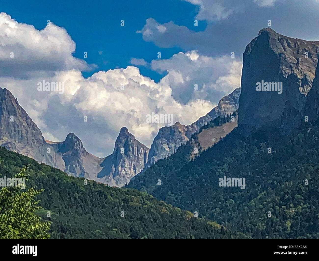 Paesaggio preso a lus la choix haute , nelle alpi francesi , montagne con un tempo tempestoso con cime di montagna . Foto Stock