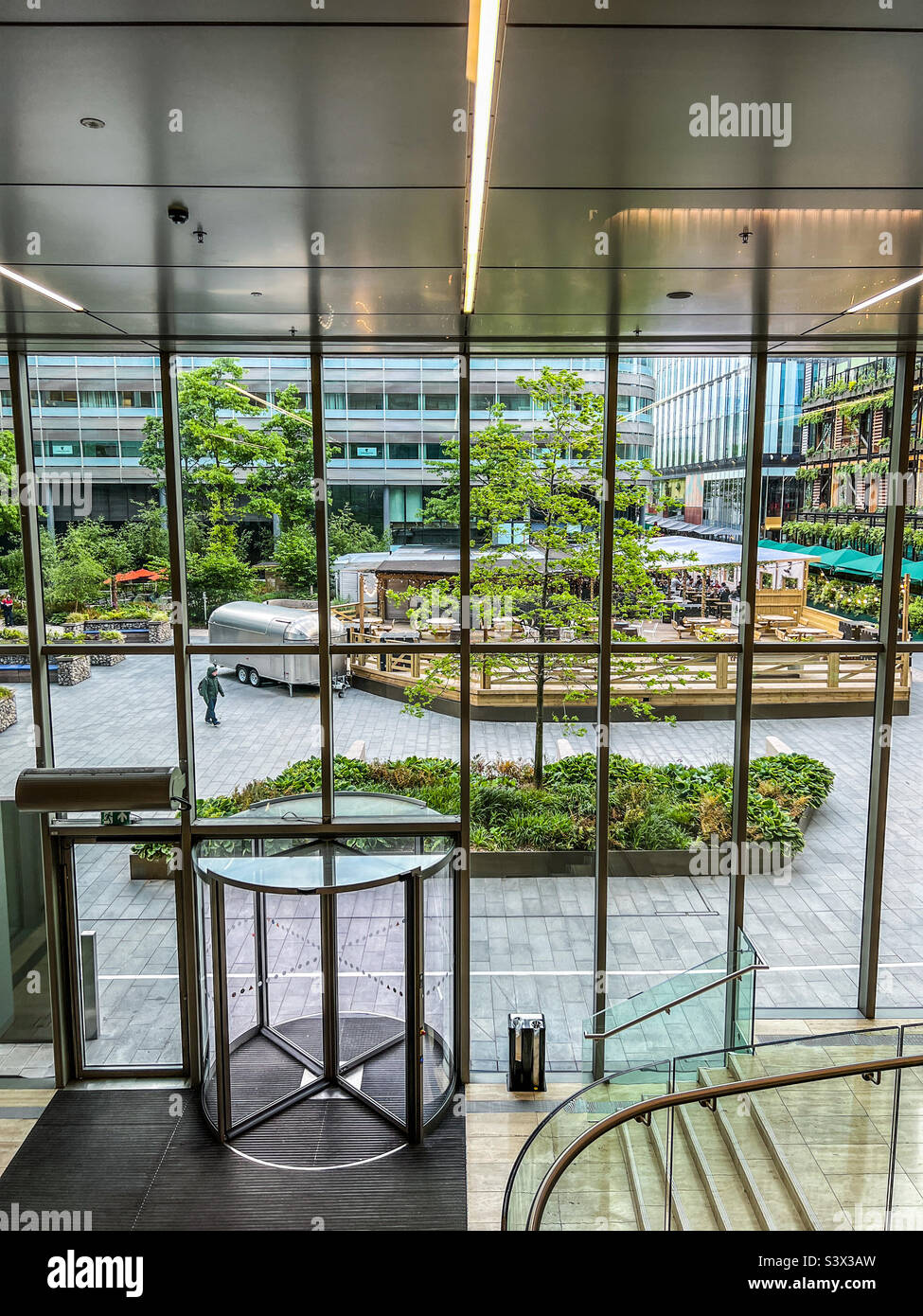 Vista da un moderno edificio di uffici a Spinningfields a Manchester, Regno Unito - Immagine stock catturata con smartphone
