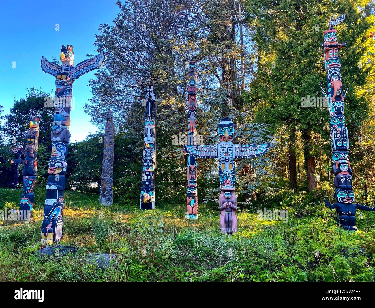Totem poli a Stanley Park. Vancouver, Canada. - Immagine stock catturata con smartphone