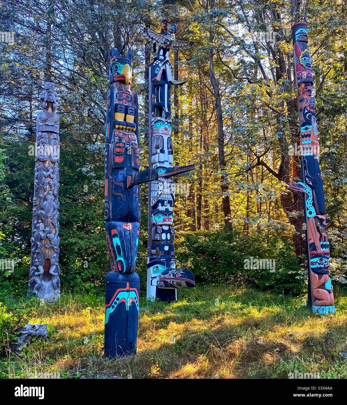 Totem poli a Stanley Park. Vancouver, Canada. - Immagine stock catturata con smartphone