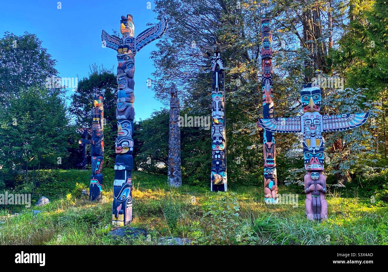Totem poli a Stanley Park. Vancouver, Canada. - Immagine stock catturata con smartphone