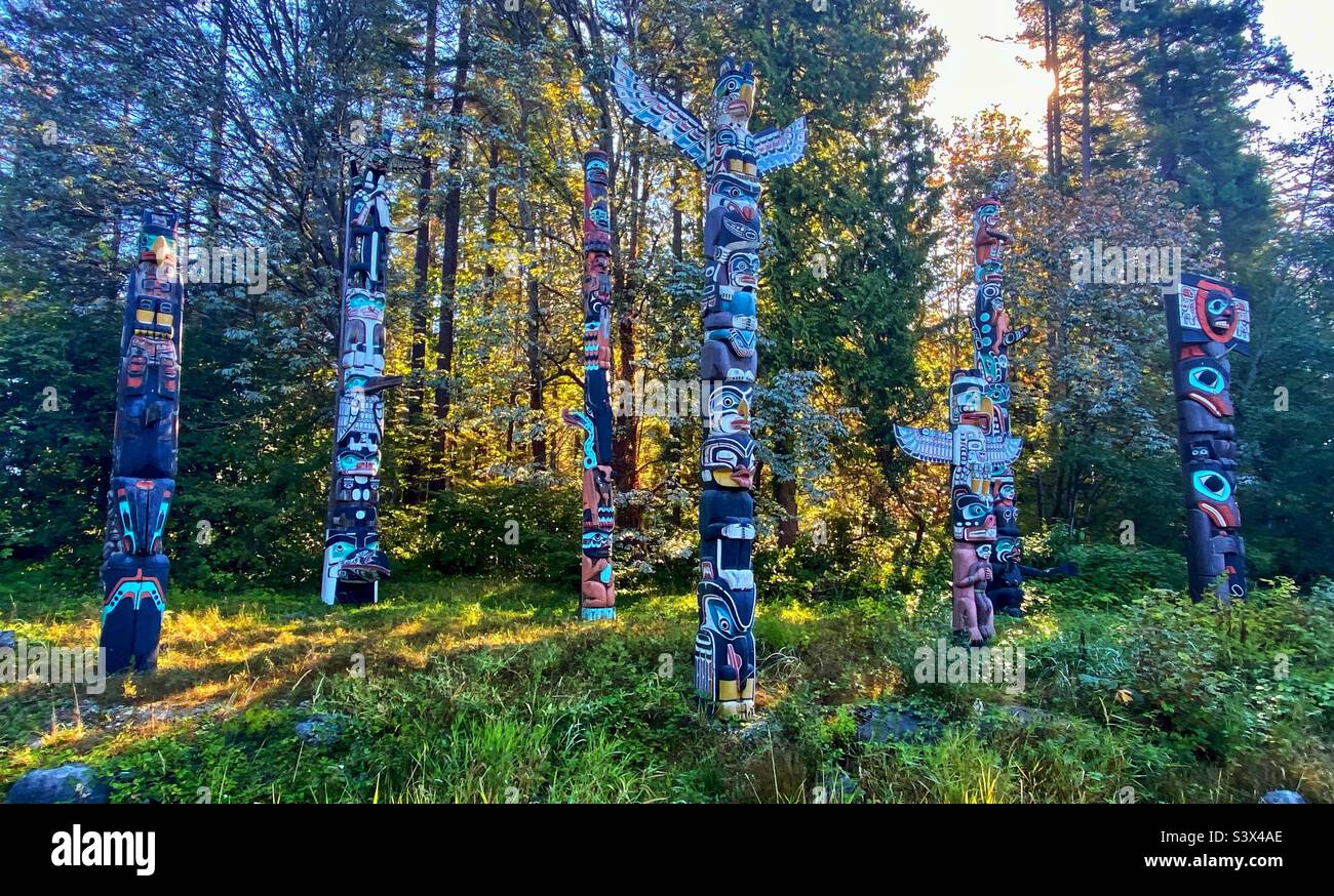Totem poli a Stanley Park. Vancouver, Canada. - Immagine stock catturata con smartphone