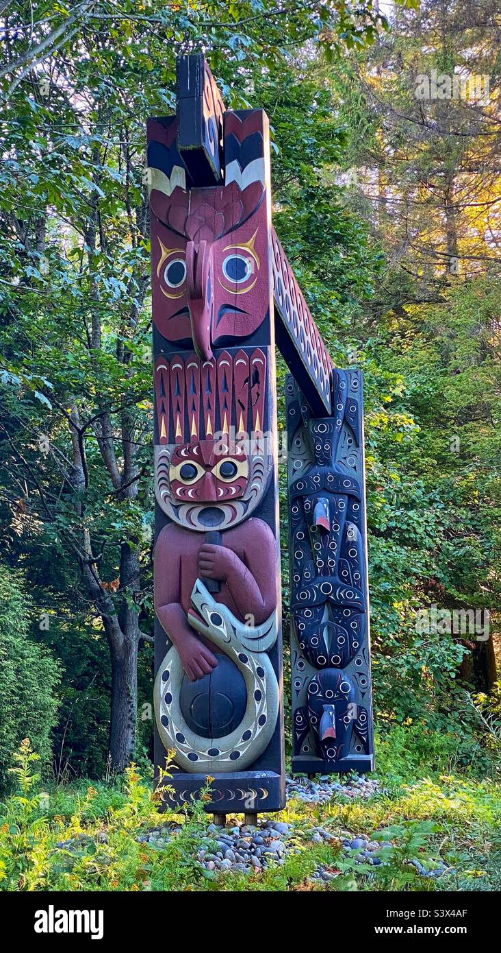 Totem poli a Stanley Park. Vancouver, Canada. - Immagine stock catturata con smartphone