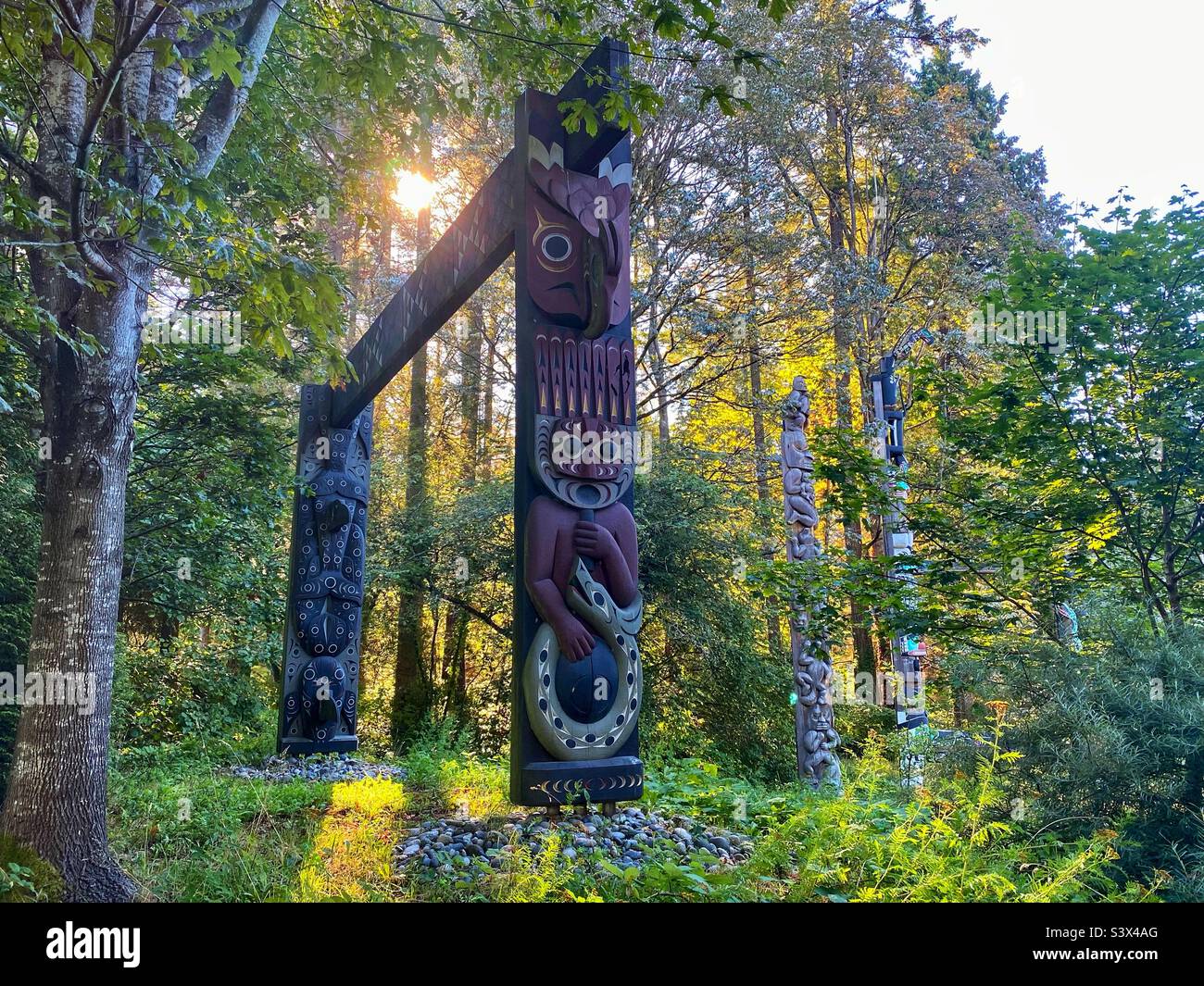 Totem poli a Stanley Park. Vancouver, Canada. - Immagine stock catturata con smartphone