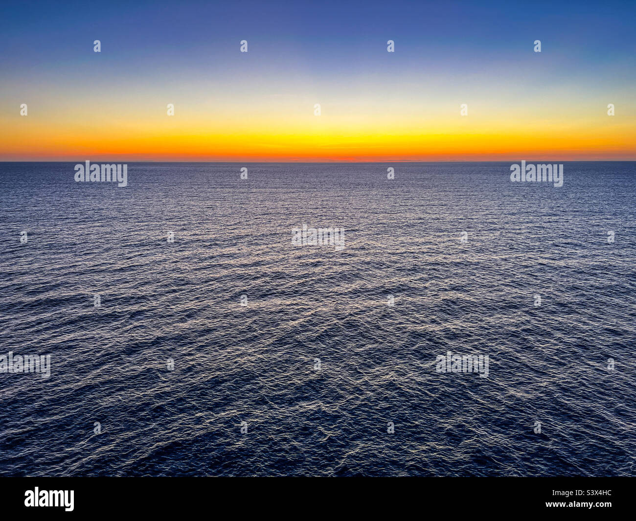 Splendido tramonto sul tranquillo Oceano Atlantico settentrionale durante l'estate Foto Stock