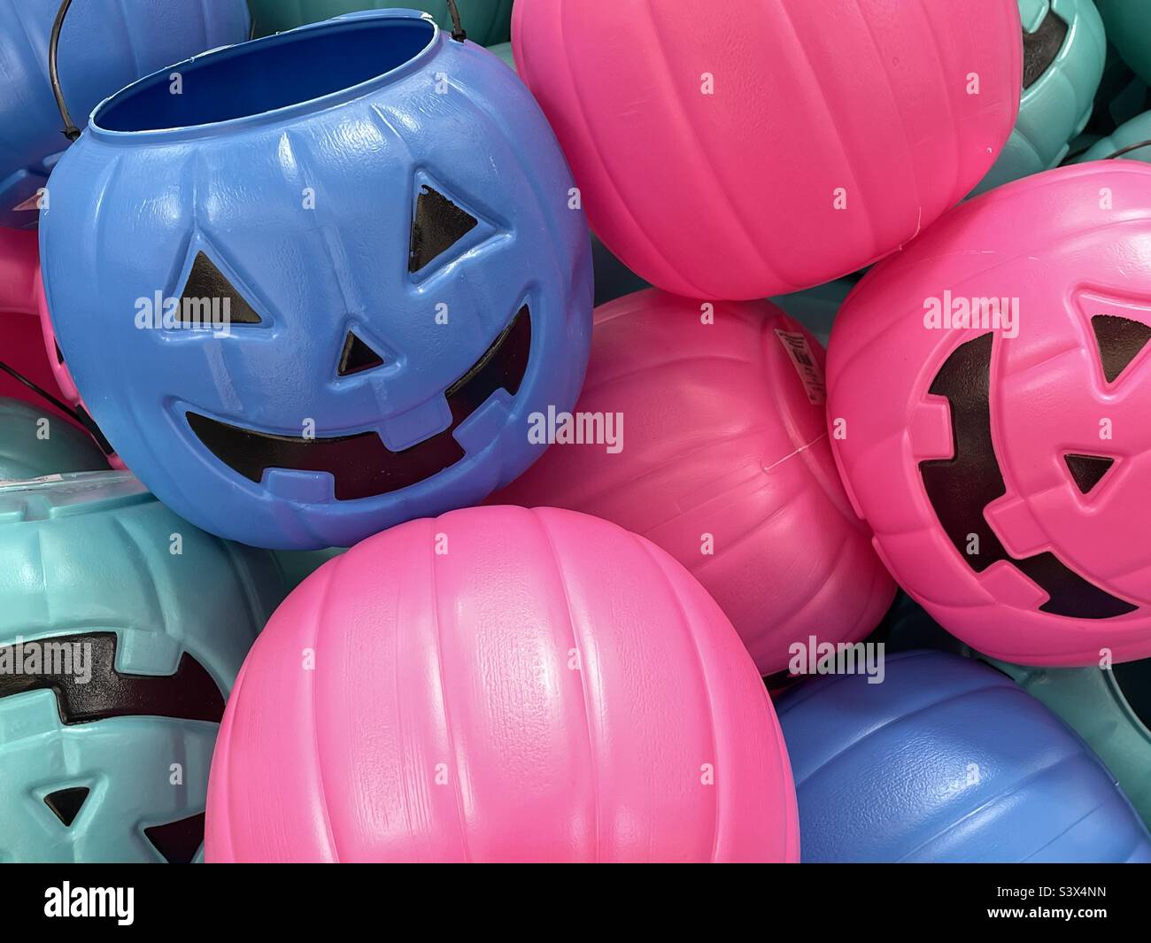 La stagione di Halloween è qui, all'inizio di settembre, almeno nel settore retail. Un Walmart Supercenter ha diverse navate dedicate alle prossime vacanze. Foto Stock