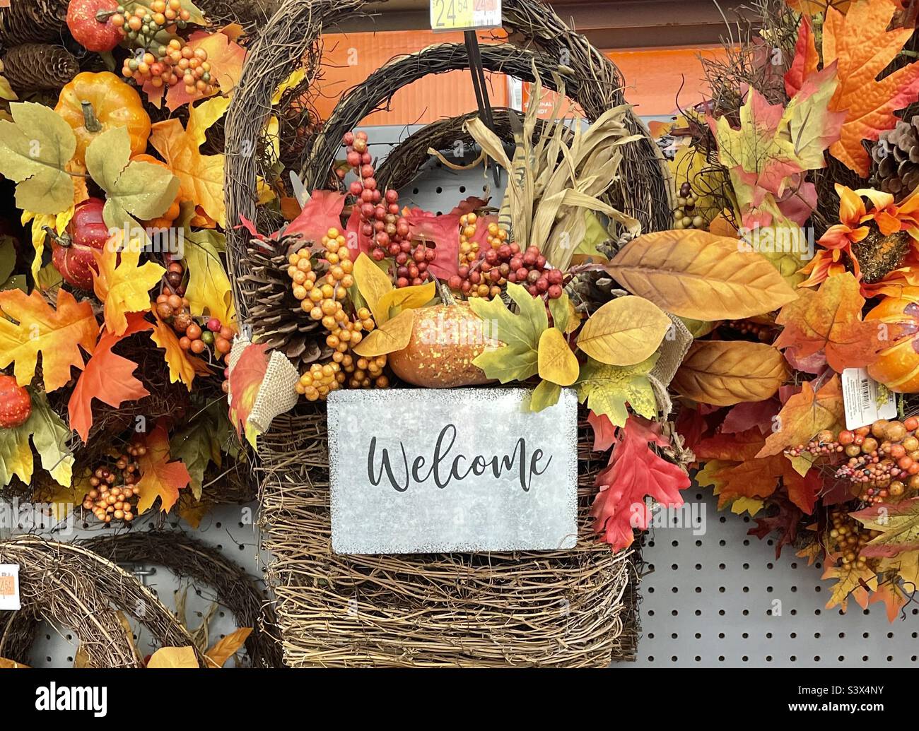 La stagione autunnale è ufficialmente qui, all'inizio di settembre, almeno nel settore retail. Un Walmart Supercenter ha navate dedicate alla stagione autunnale. Foto Stock