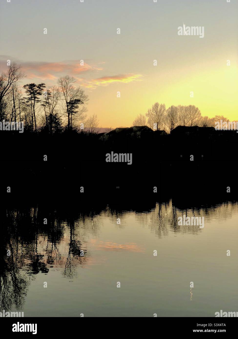 Tranquillo tramonto sul lago Foto Stock
