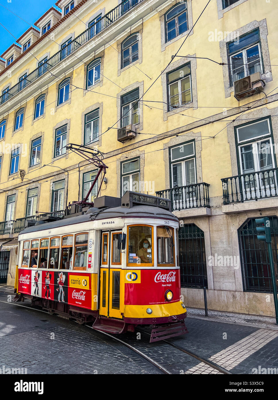 Tram tradizionale a Lisbona, Portogallo Foto Stock