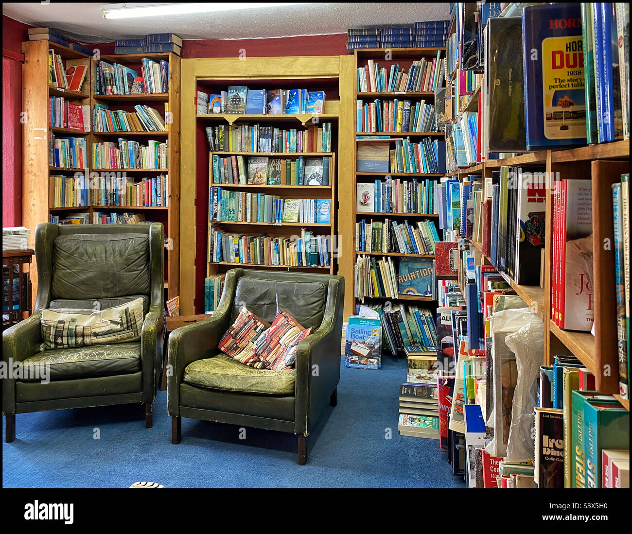 All'interno di una delle tante librerie della città di confine di Hay-on-Wye nel Regno Unito, la città è famosa in tutto il mondo per avere molte librerie e per il suo annuale Festival letterario. Foto ©️ C.H. - Immagine stock catturata con smartphone